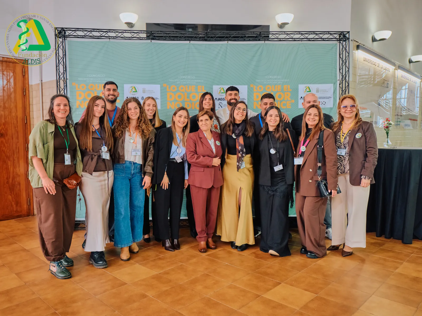 Foto de grupo de profesionales ante el photocall del congreso