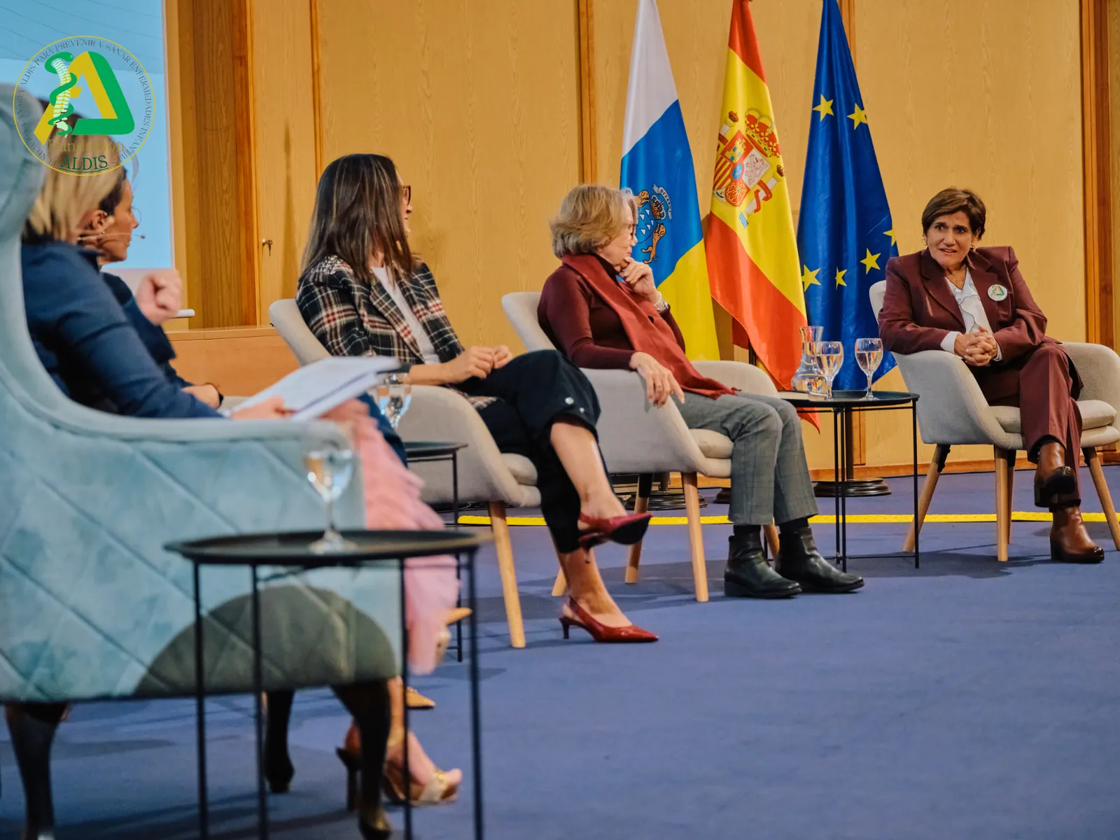 Mesa redonda en el escenario del congreso