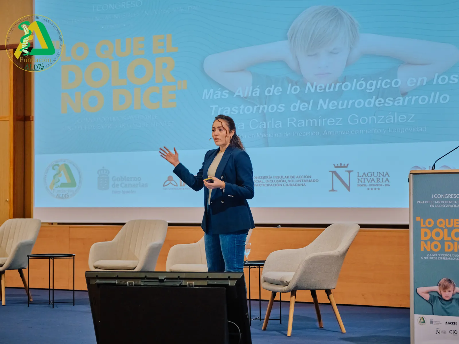 Dra. Carla Ramírez durante su ponencia en el congreso