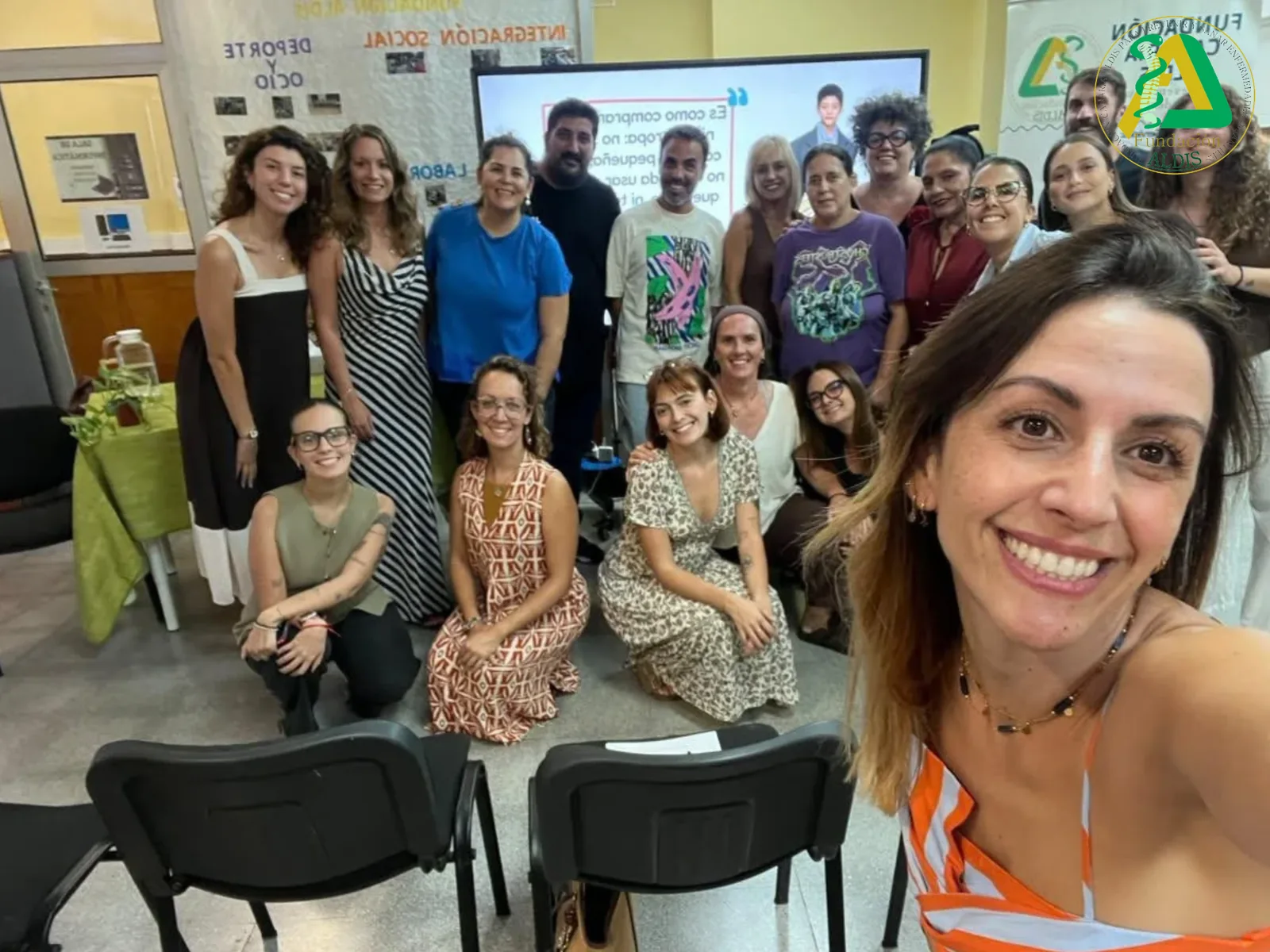 Grupo de familias en una sesión de formación en Aldis