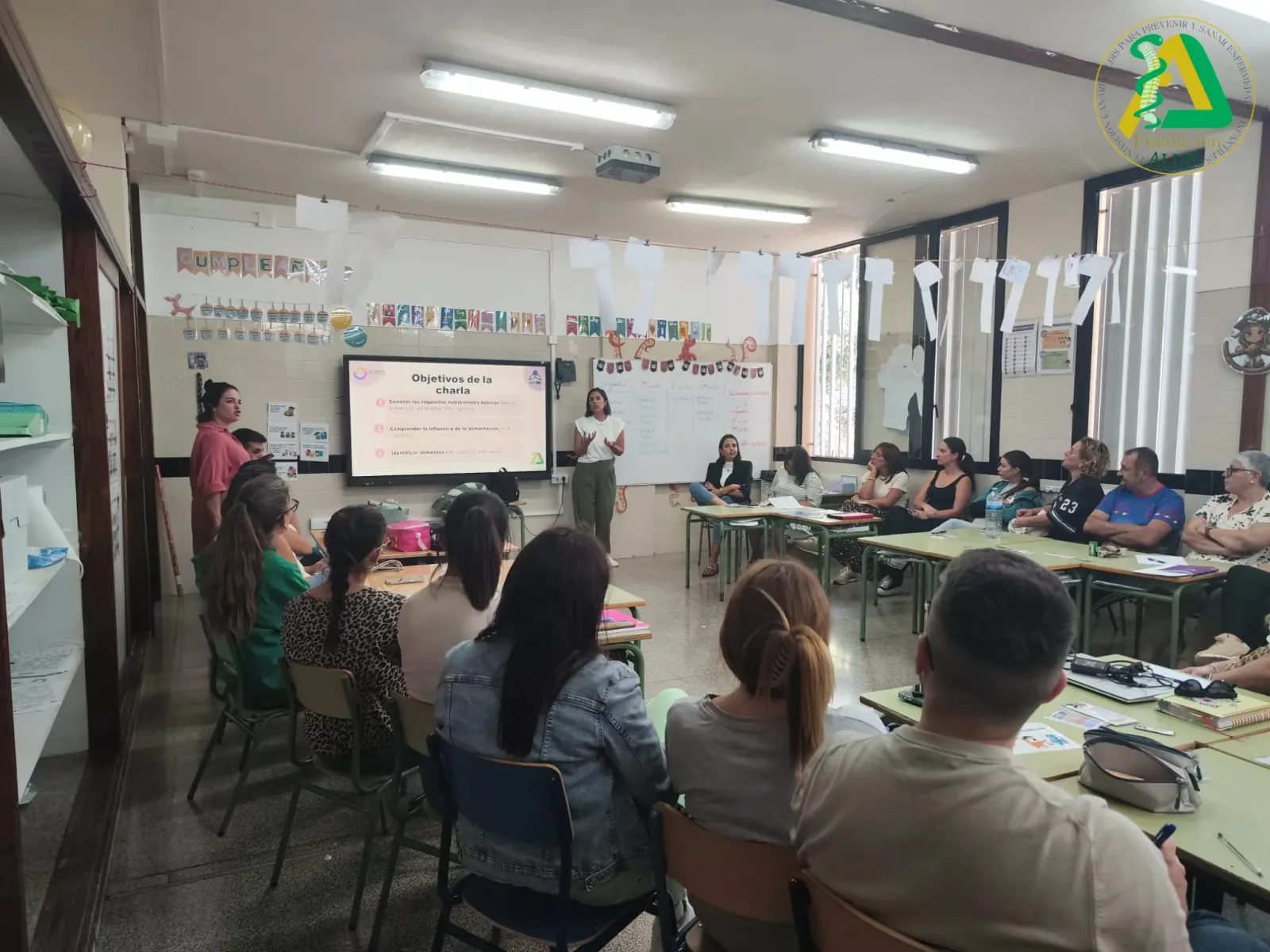 Charla para familias en un aula con la presentación de los objetivos