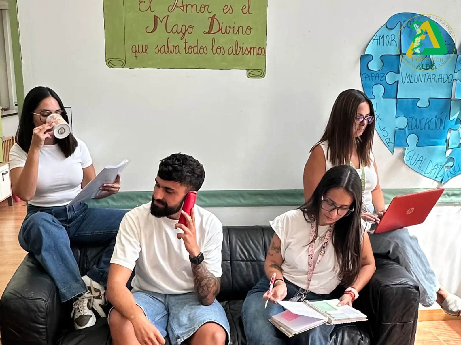 Equipo de atención social de Aldis trabajando en el centro